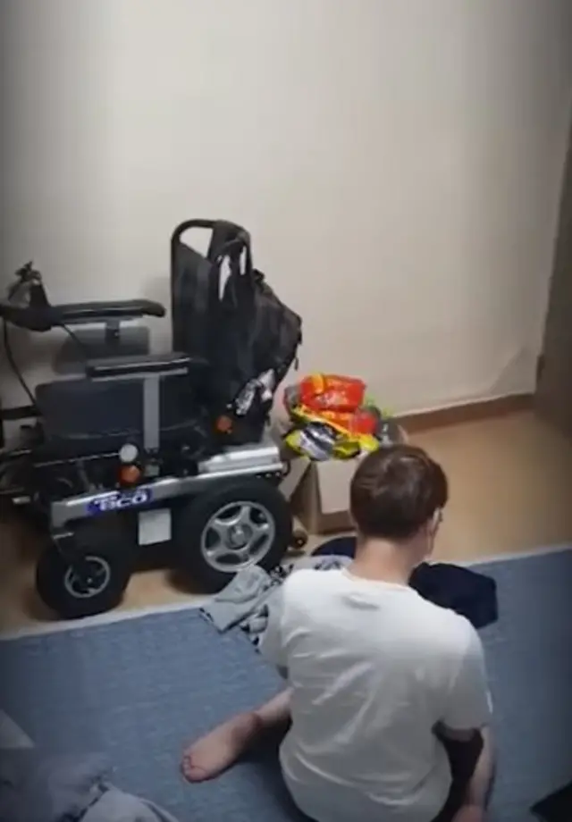 혼자 자가격리 시간을 버텨야했던 지체 장애인 A씨. 스브스뉴스 지난해 3월 보도 장면