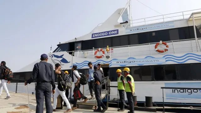 રો-રો ફેરીમાંથી ઉતરી રહેલાં લોકો