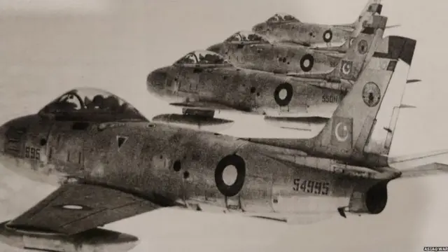 બે વિમાનો હુમલો કરીને પરત ફરતી વખતે એકબીજાથી છુટા પડી ગયા અને પછી પાકિસ્તાની વિમાનોએ પીછો શરૂ કર્યો.