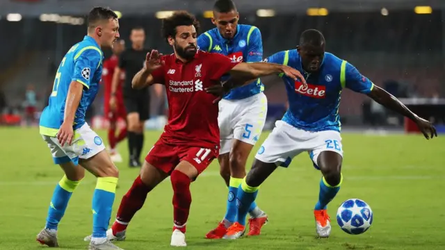 محمد صلاح وسط مدافعي نابولي في المواجهة الأخيرة بين الفريقين