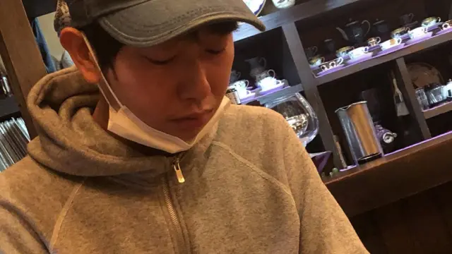 Shoji Morimoto dans un café.