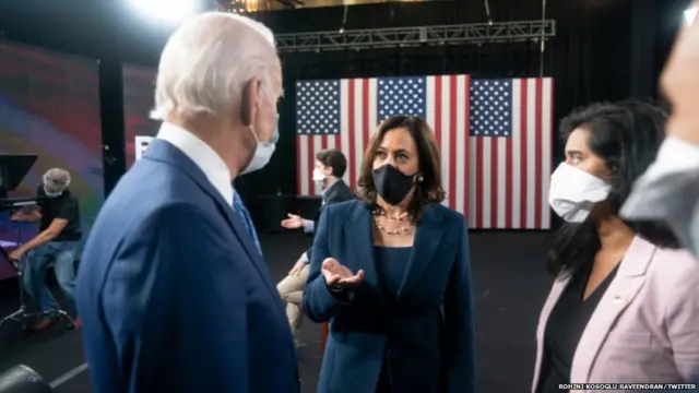 රෝහිණී කොසොග්ලු රවීන්ද්‍රන් (දකුණේ), ජෝ බයිඩන් සහ කමලා හැරිස් සමඟ