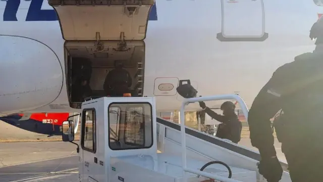 Припадници антидиверзионе јединице претресају авион Ер Србије после дојаве о бомби