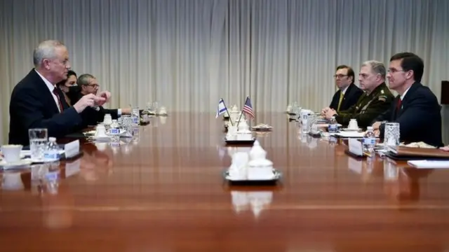 وزير الدفاع الإسرائيلي بيني غانتس (إلى اليسار) ضغط على نظيره الأمريكي مارك إسبر من أجل الحصول على مزيد من السلاح