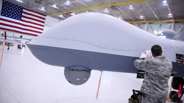 Un técnico cerca del dron Reaper.