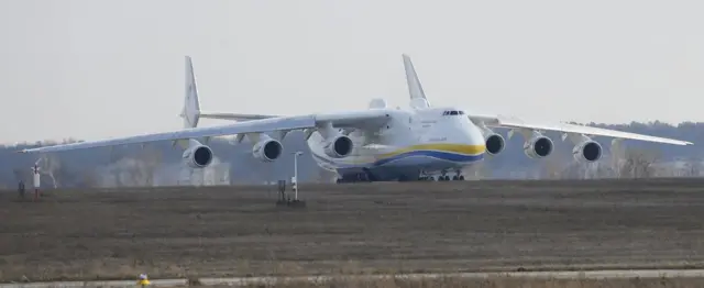 Un Antonov An-225 a punto de despegar.