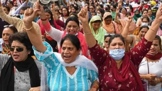 ओल्ड पेंशन स्कीम की मांग करते कर्मचारी