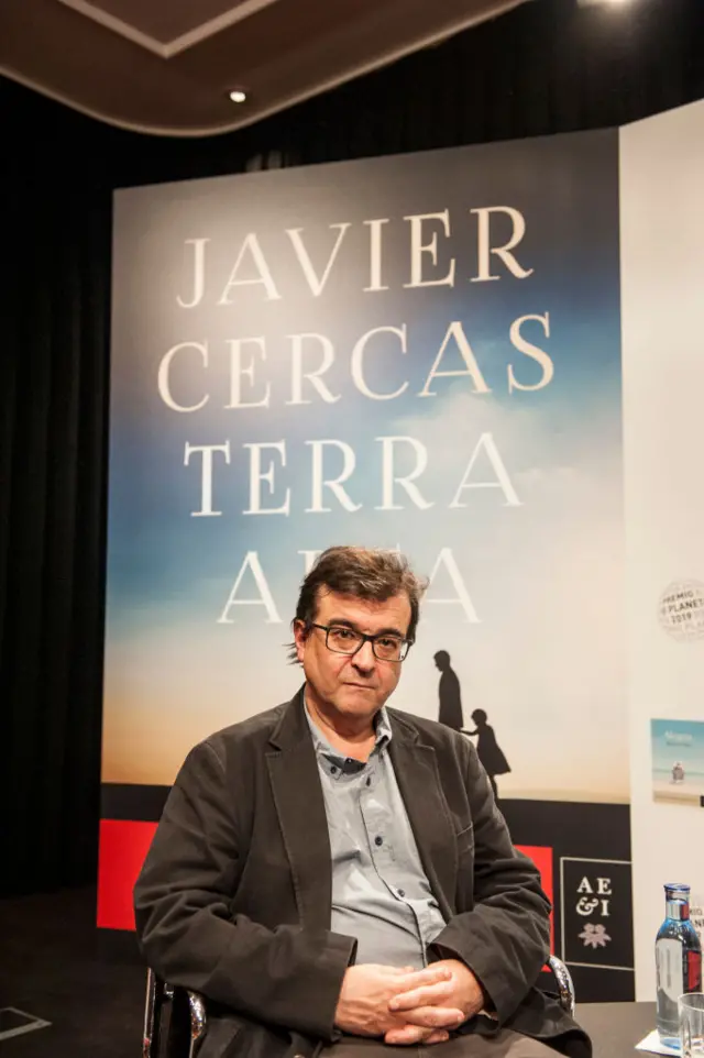 Javier Cercas con la portada de Terra Alta detrás.