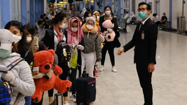 Sejumlah Warga Negara Indonesia (WNI) antre untuk mendaftar ketika proses repatriasi WNI di Bandar Udara Internasional Colombo, Sri Lanka, Jumat (24/04).