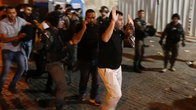 أظهر تسجيل فيديو نشر على مواقع التواصل الاجتماعي أشخاصاً يفرون من اشتباكات