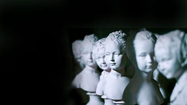 Bustos de La Desconocida del Sena en el taller Lorenzi de París.