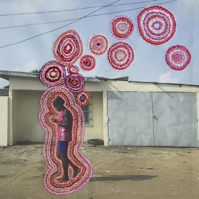 Après les attaques terroristes de 2006 à Grand Bassam en Côte d'Ivoire, Joana Choumali, a voulu montrer la mélancolie dans un espace toujours associé à la joie