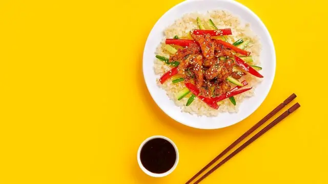 В микроволновках лучше разогревать, а не готовить. Но и разогревать некоторые продукты не стоит более одного раза - особенно рис