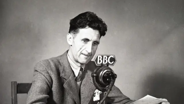 George Orwell en 1943 ante un micrófono de la BBC