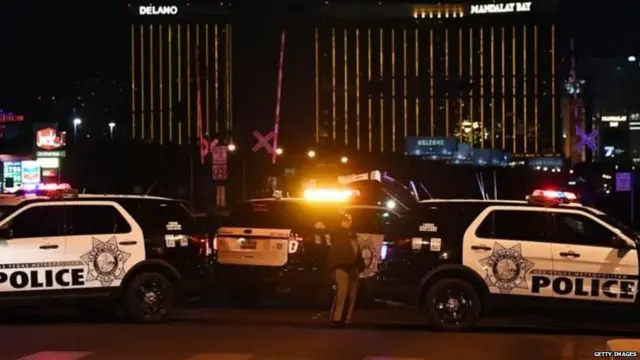 વેગાસ પોલીસ હૉટેલની બહાર