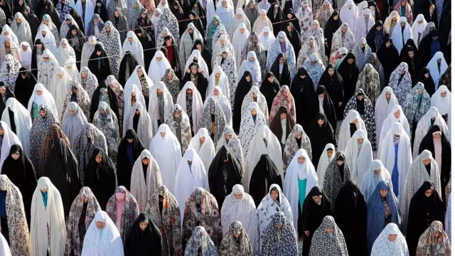 ஈரானில் பிரார்த்தனைகளில் ஈடுபடும் முஸ்லிம் பெண்கள்