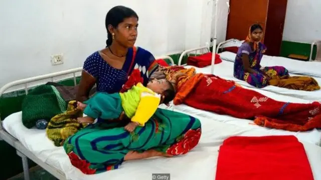 বন্ধ্যাকরণ করাতে হাসপাতালে এসেছেন ভারতীয় এক নারী।