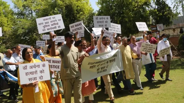 विरोध प्रदर्शन करते डॉक्टर