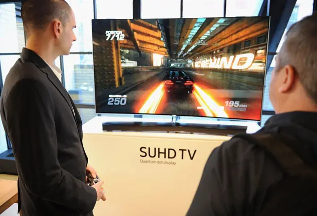 Dos hombres ante el televisor SUHD TV de Samsung