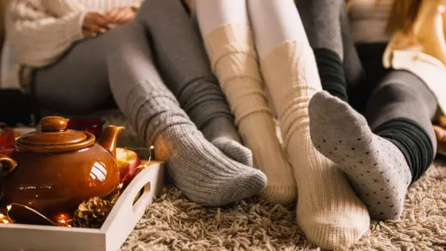 Varios pies con calcetines