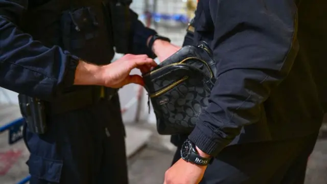 ফ্রান্সের মার্সেইতে মাদক সন্দেহে তল্লাশি পুলিশের।