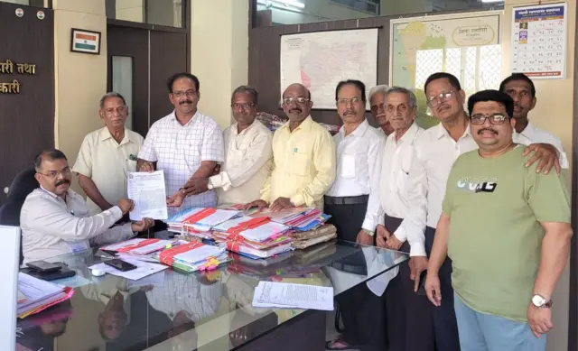 या फोटोत पतितपावन मंदिराच्या इतिहासाबाबत रत्नागिरीचे निवासी उपजिल्हाधिकारी सूर्यवंशी यांना निवेदन देताना भंडारी समाजाचे अध्यक्ष राजीव कीर, उपाध्यक्ष कांचन मालगुंडकर , परिट समाजाचे प्रभाकर कासेकर ,कट बु समाजाचे अध्यक्ष बी टी मोरे, राजेंद्र विलणकर, सुरेंद्र घुडे, काका तोडणकर, अण्णा लिमये, सदानंद मयेकर, दिलीप भाटकर.