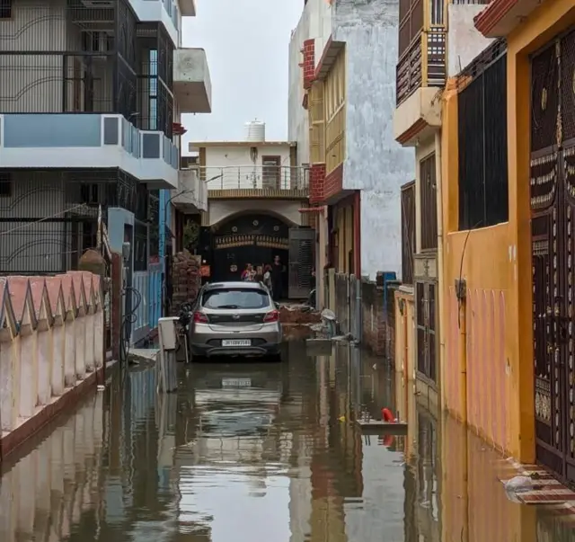 அயோத்தி: கோடிக்கணக்கில் செலவிட்டு நடந்த கட்டுமானப் பணிகள் முதல் மழைக்கு சேதமடைந்த பின்னணி 