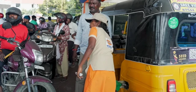 பெட்ரோல் விற்பனை நிலையத்தில் பணியாற்றும் பெண்.