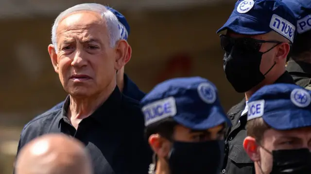 Binyamin Netanyahu polisler arasında yürüyor