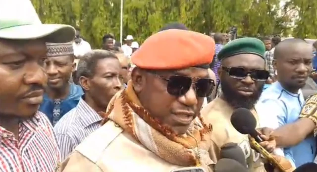Solomon Dalung bụbu minista na-ahụ maka ndị ntoroọbịa na egwuregwu na Naịjirịa na-agwa ndị ntaakụkọ okwu mgbe o sonyekwara nghagharịiwe ahụ dịka ọ banyere abalị nke atọ ya