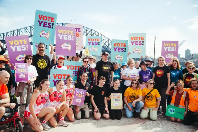 نخست وزیر استرالیا و جمعی از موافقان طرح پذیرش رسمی بومیان استرالیا