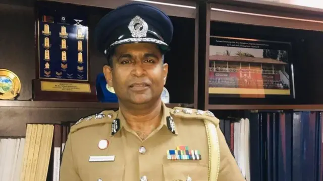 කොස්තාපල්වරයෙකු ලෙස පොලිස් සේවයට එක්වූ ඔහු 1988 වසරේ සිට 1992 දක්වා වූ කාල සීමාවේදී පොලිස් විශේෂ කාර්ය බලකායේ සහ රථවාහන සහ අපරාධ කොට්ඨාශයන් හි සේවය කරන ලදී