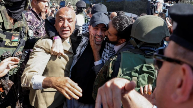 Seorang tahanan Palestina yang dibebaskan disambut setelah dibebaskan dari penjara Israel sebagai bagian dari pertukaran sandera-tahanan dan kesepakatan gencatan senjata di Gaza antara Hamas dan Israel, di Ramallah, Tepi Barat yang diduduki Israel, 13 Oktober 2025.