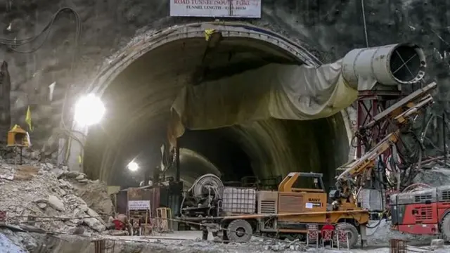 सुरंग में मौजूद पानी निकासी के पाइप ने मज़दूरों को सबसे ज़्यादा सहारा दिया