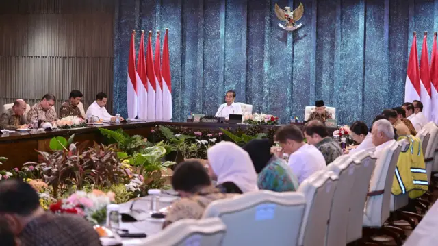 Presiden Joko Widodo menggelar sidang kabinet perdana di Istana Garuda, Ibu Kota Nusantara pada Senin (12/08/2024)