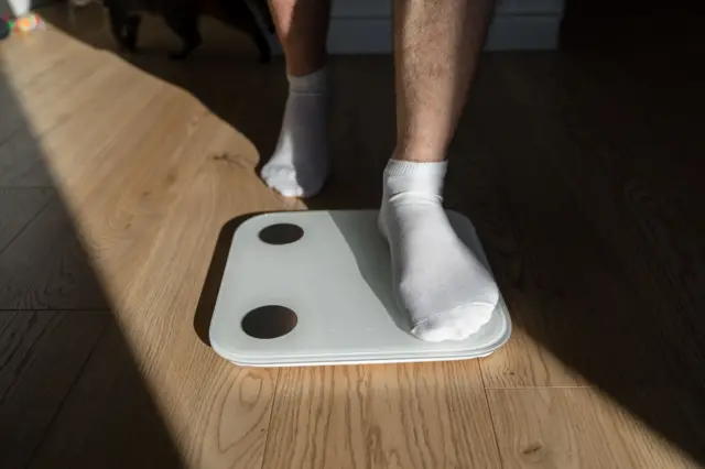 Pria menimbang berat badan