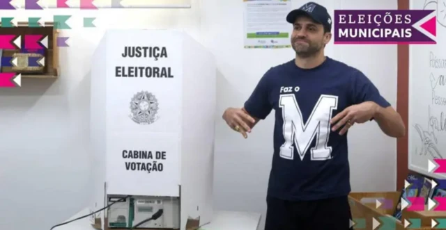 Pablo Marçal usando camisa azul com a letra M estampadacasino rodadas grátis no cadastrouma cabinecasino rodadas grátis no cadastrovotação