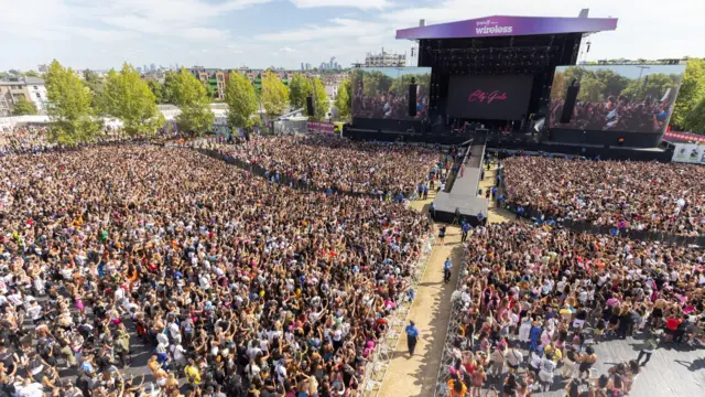 Wide photo of Wireless Festival stage and crowd for 2022