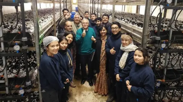 इजरेलमा नेपाली विद्यार्थीहरू कार्यरत स्थलमा पुगेर छलफल गर्दै त्यहाँस्थित नेपाली राजदूत र नेपालका लागि इजरेली राजदूत। यसरी विद्यार्थी पठाइने 'लर्न एन्ड अर्न' कार्यक्रम हाल स्थगित छ (फाइल तस्बिर)