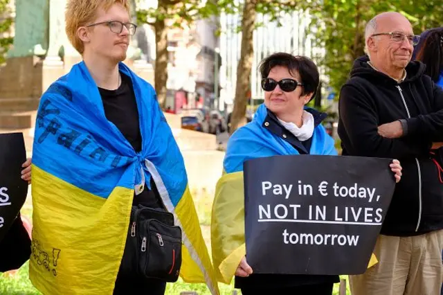 На мітингу у Брюсселі українці закликають європейців "заплатити зараз у євро, щоб потім не платити життями"
