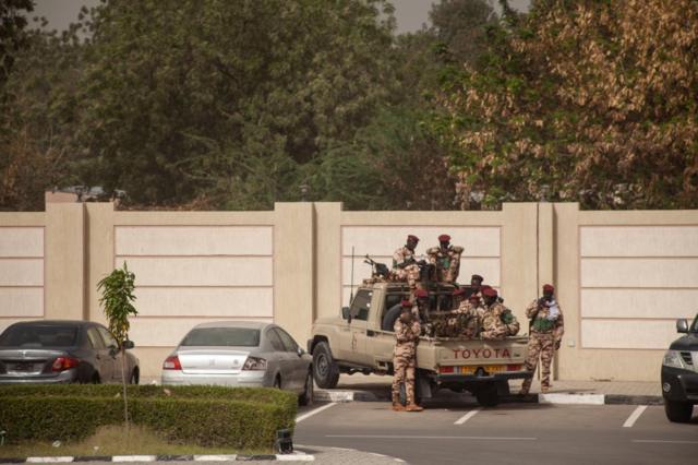 Des soldats tchadiens prennent position au ministère tchadien des Affaires étrangères