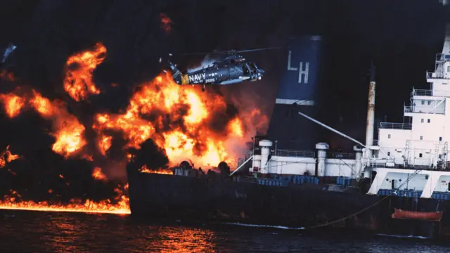 مروحية تابعة للبحرية الأمريكية من حاملة الطائرات يو إس إس تشاندلر تتجه لإنقاذ أفراد الطاقم على متن ناقلة النفط القبرصية بيفوت التي يبلغ وزنها 210 آلاف طن خلال الحرب الإيرانية العراقية التي دارت بين عامي 1980 و1988.