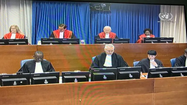 Ifoto yafashwe muri videwo yo mu gihe urubanza rwa Félicien Kabuga rurimo kuba, yerekana abacamanza mu rubanza rwa Kabuga