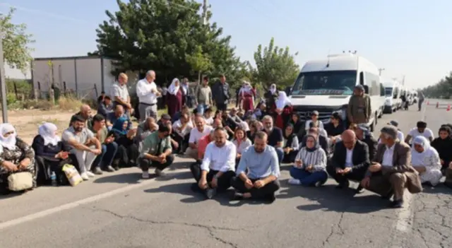 Yolda oturan kişiler