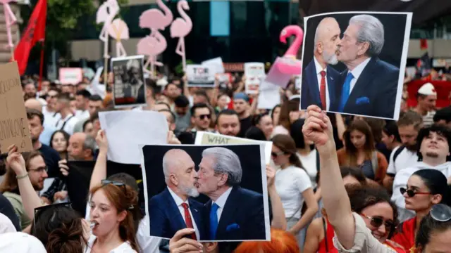 transparent foto montaža Edi Rama i Sali Beriša se ljube