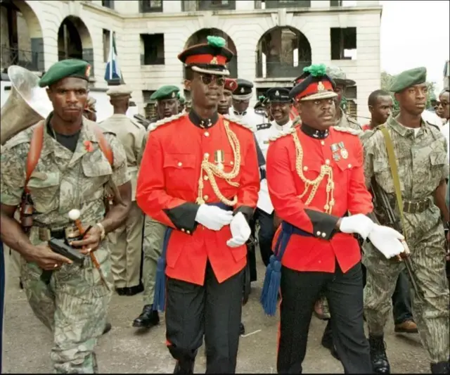 Johnny Paul Koroma (3-aad casaanka, midig), madaxii hore ee militariga militariga ee la wareegay awooda dalka Sierra Leone
