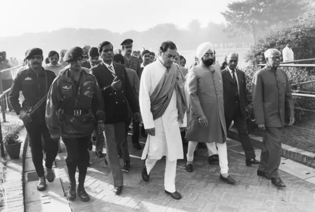 राजीव गांधी आणि ग्यानी झैलसिंग 