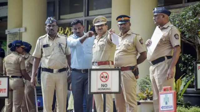 सैफ अली खानच्या घराबाहेर पोलीस आणि फॉरेन्सिक टीम