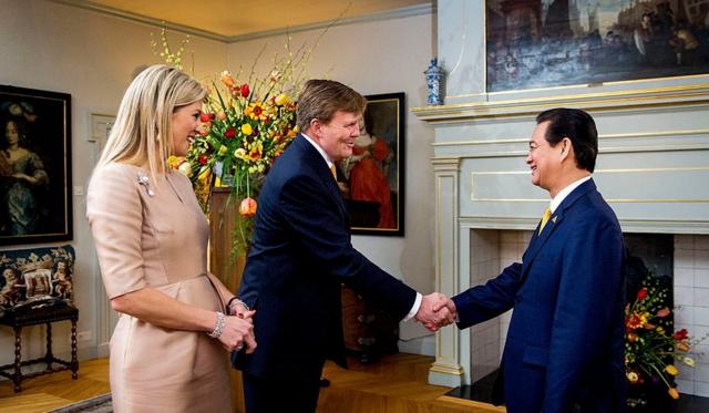 Vua Willem-Alexander và Hoàng hậu Maxima chào đón Thủ tướng Việt Nam Nguyễn Tấn Dũng tại Cung điện Hoàng gia Huis ten Bosch vào ngày 24 tháng 3 năm 2014