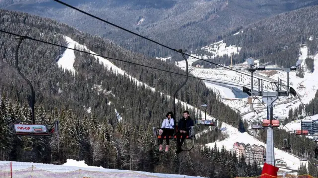 Люди в горах на підйомнику